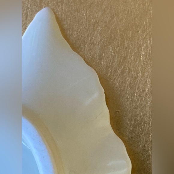 Fabrique Royals Limoges, France. Leaf Trinket Dish from L'HOTEL LANCASTER" PARIS - Picture 10 of 11